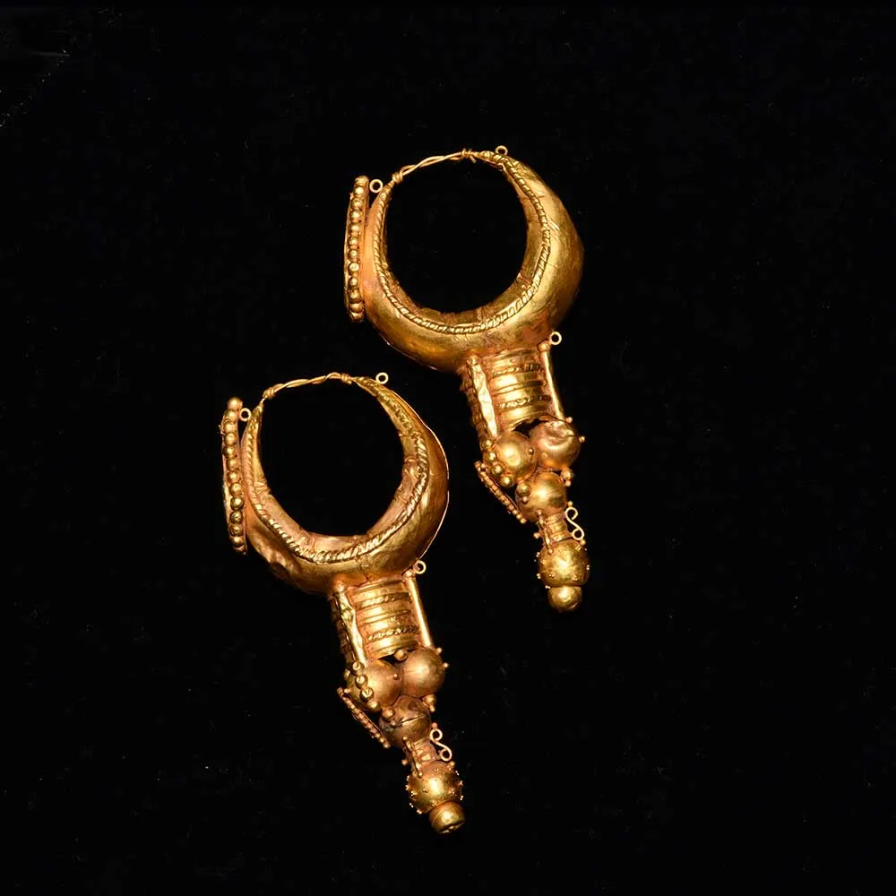 A large pair of Eastern Roman Gold Earrings, ca. 3rd century CE