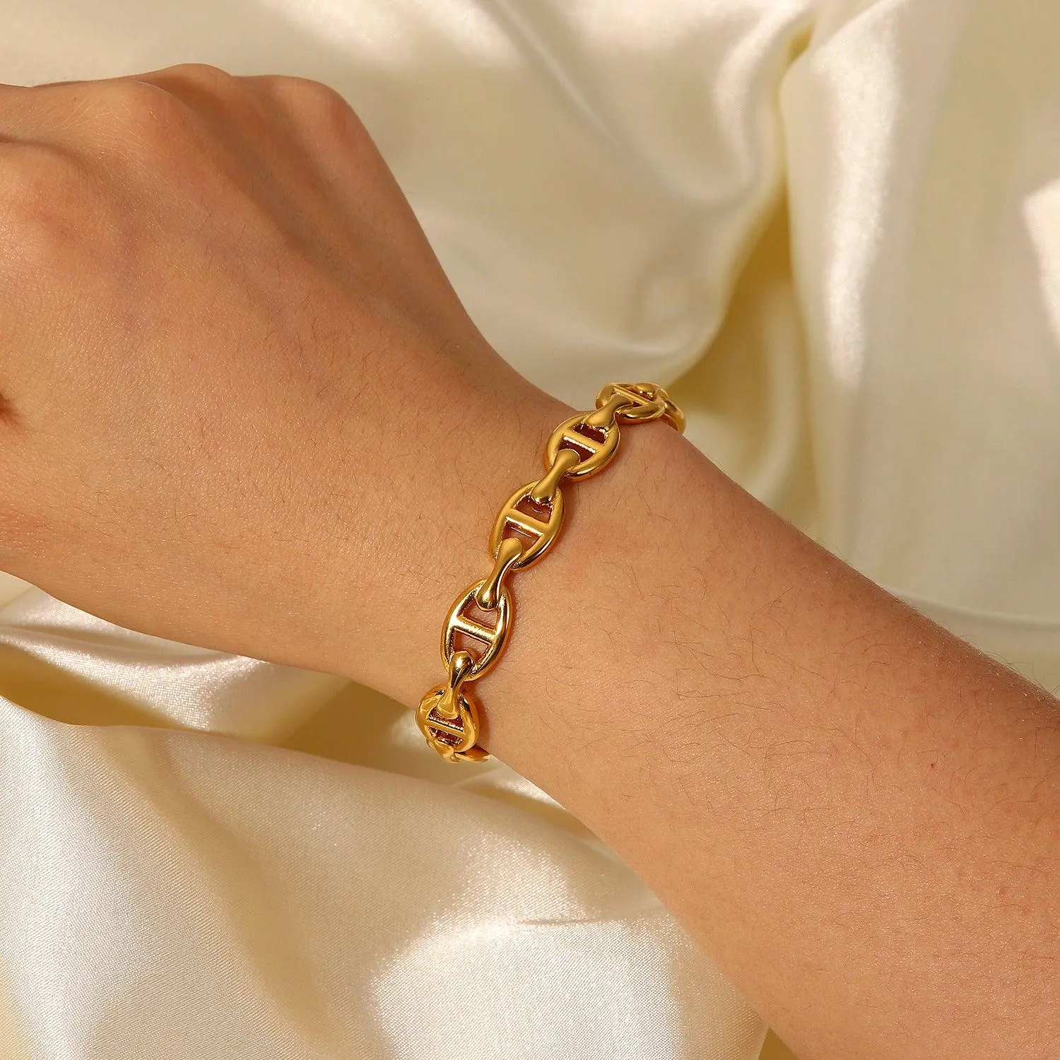 B8.18K Gold Fashion simple and generous open bracelet