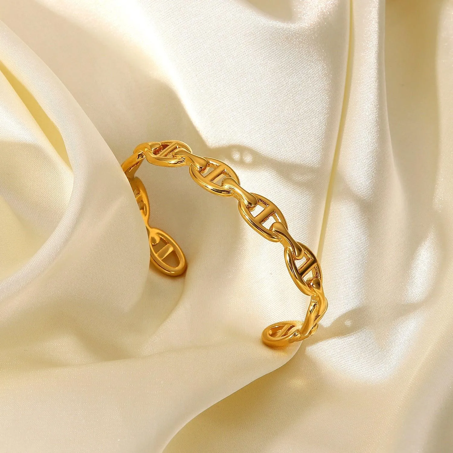 B8.18K Gold Fashion simple and generous open bracelet