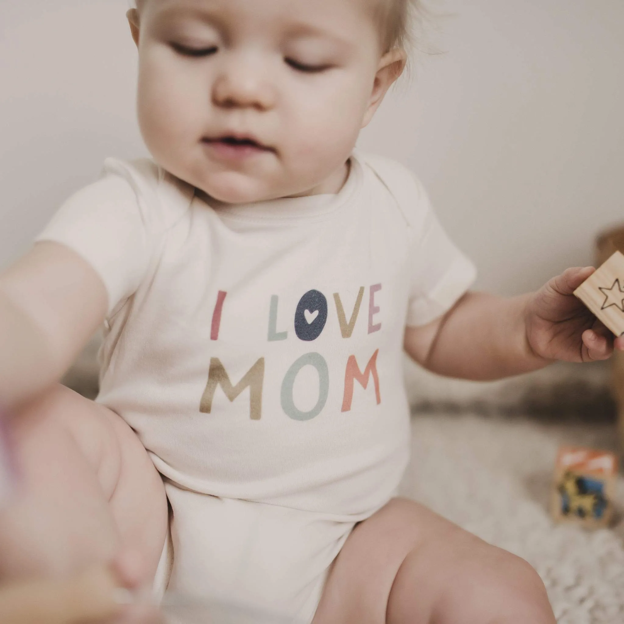 Finn   Emma - I Love Mom Graphic Bodysuit