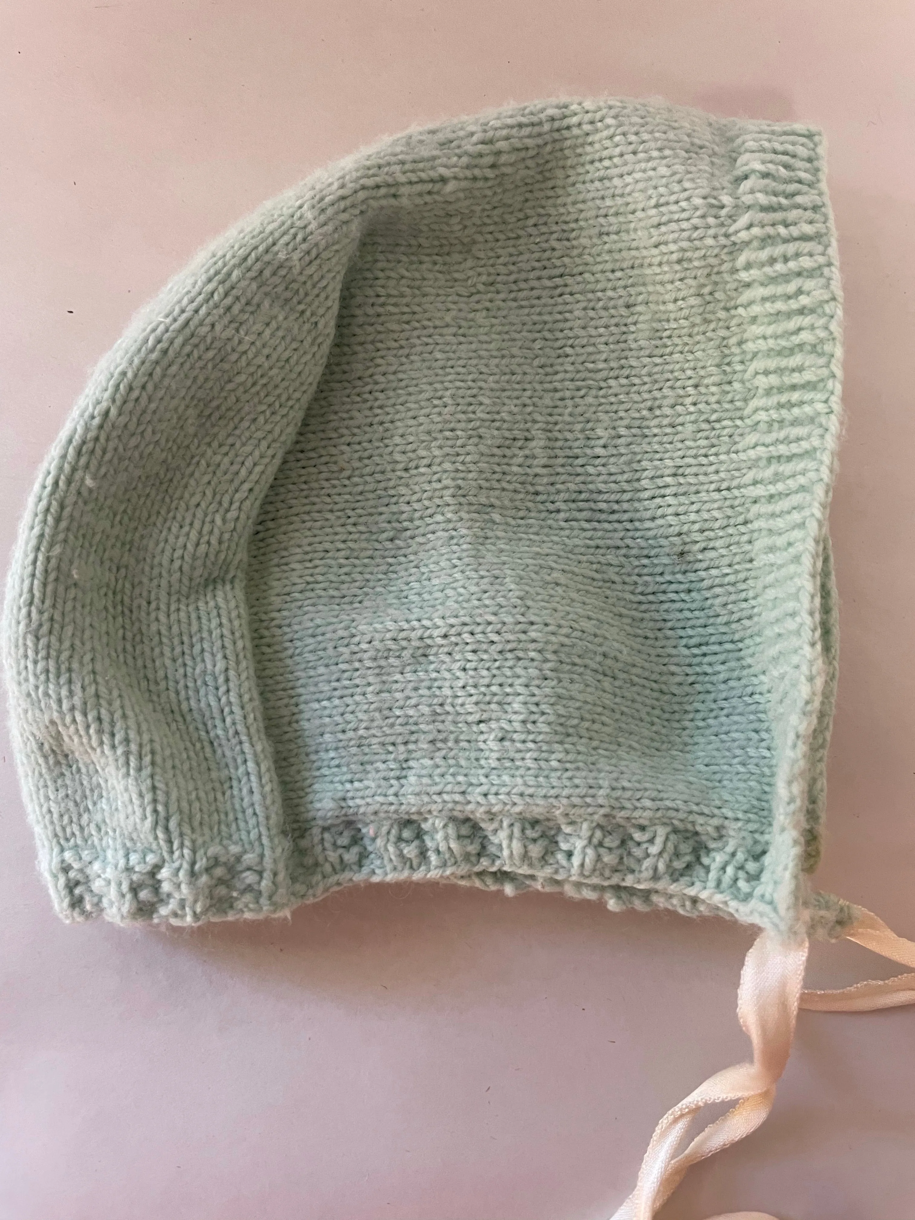 V€€ Vintage 1960s Baby Girls Green Knit Crochet Bonnet Hat Cap Lightweight