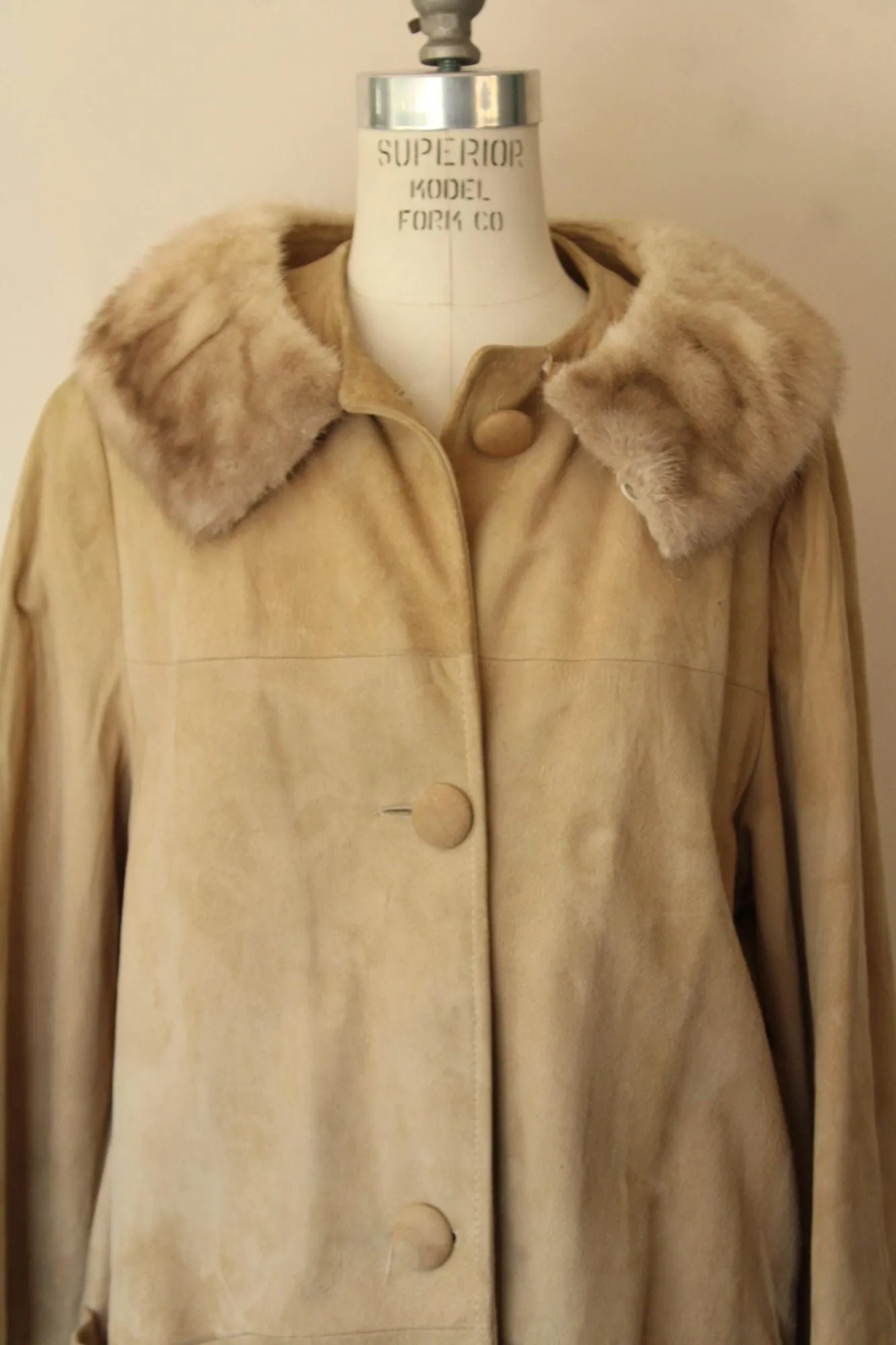 Vintage 1960s Beige Suede Coat With Fur Collar