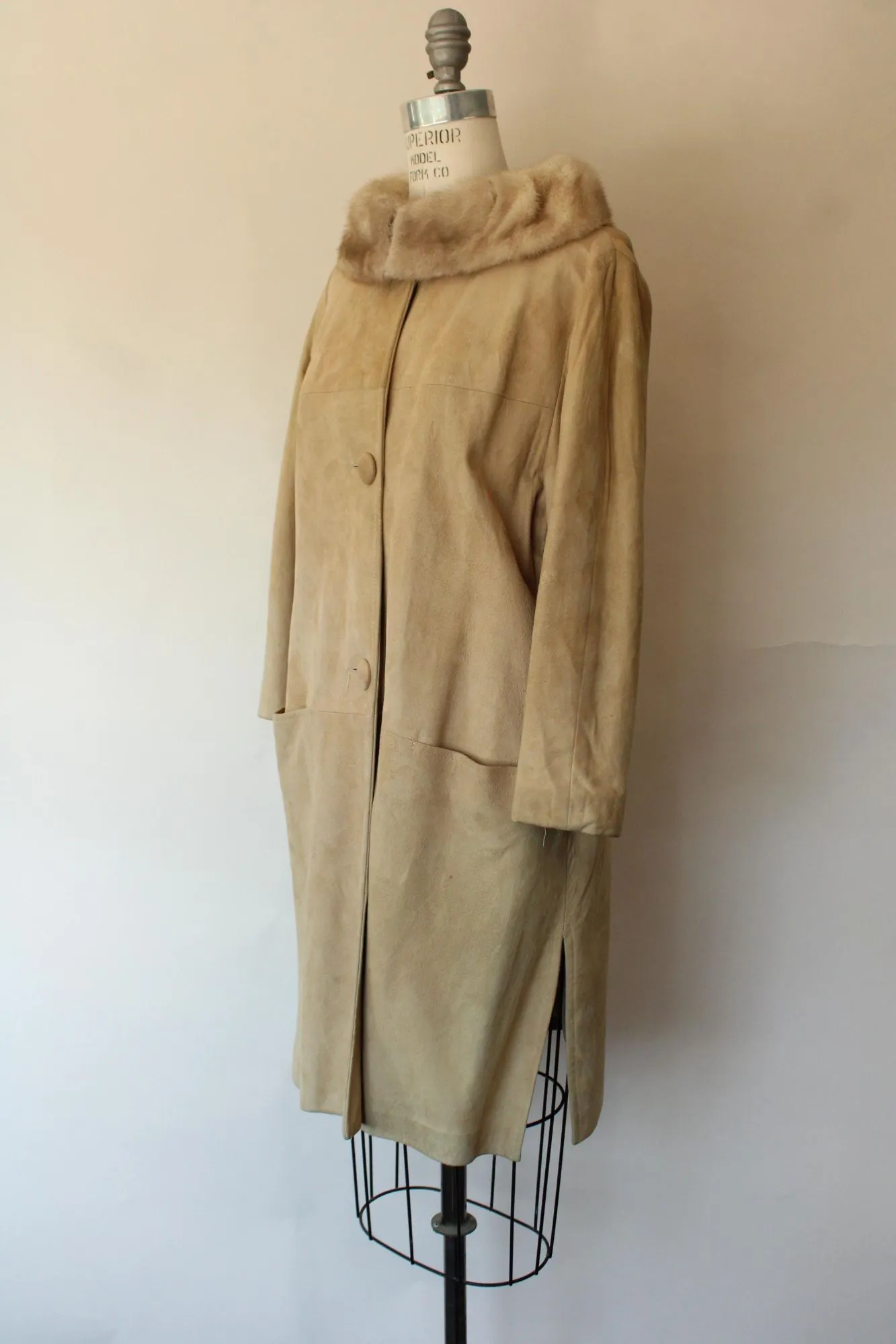 Vintage 1960s Beige Suede Coat With Fur Collar