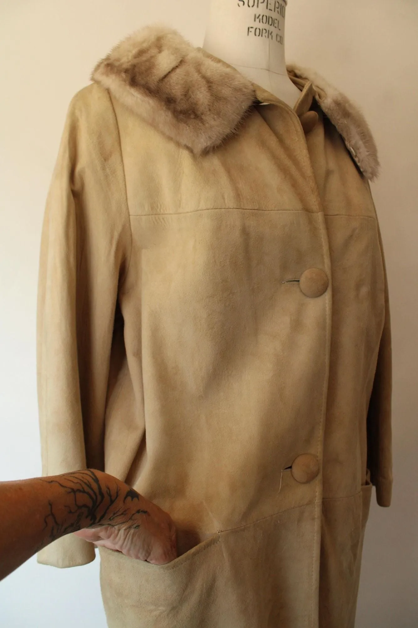 Vintage 1960s Beige Suede Coat With Fur Collar